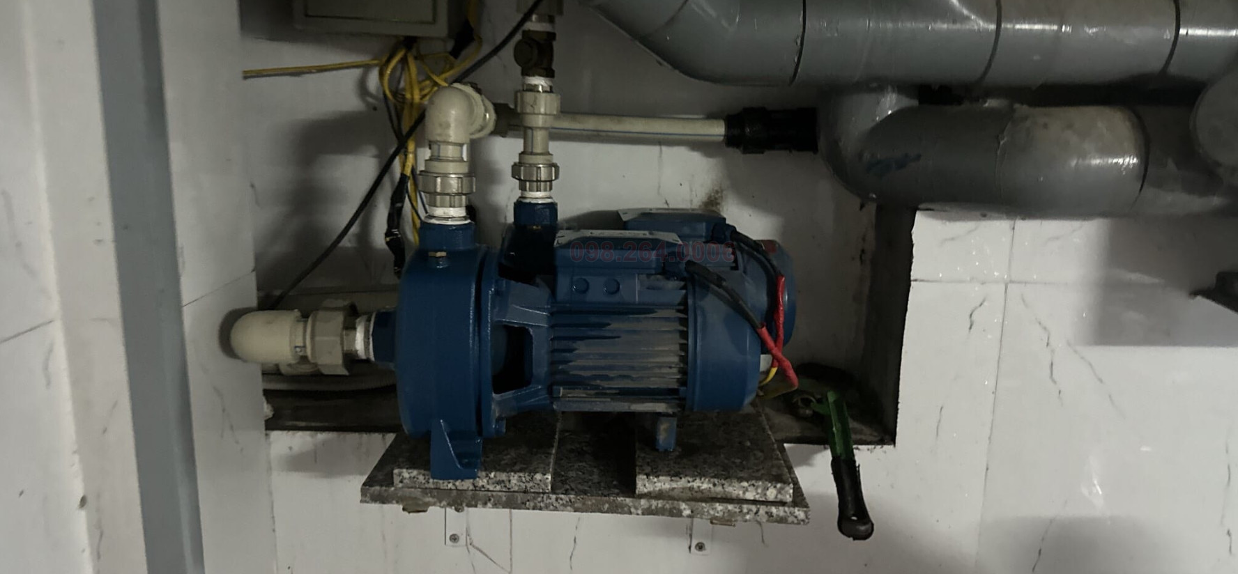 máy bơm nước và các đường ống nước