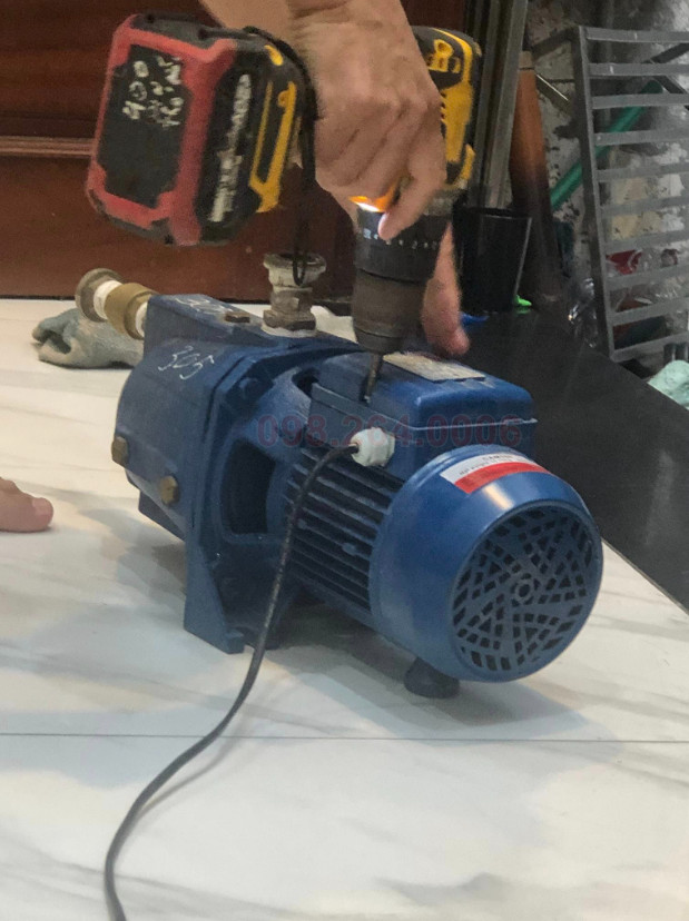 thợ sửa chữa máy bơm nước
